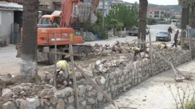 İZSU’nun Yeni Foça Şavklı Deresi’nde tarihi köprüyü koruyarak tamamladığı dere