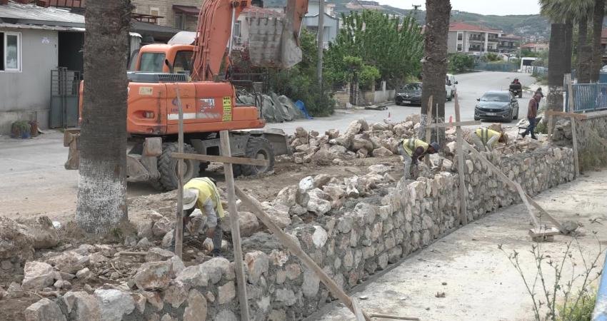 İZSU’nun Yeni Foça Şavklı Deresi’nde tarihi köprüyü koruyarak tamamladığı dere
