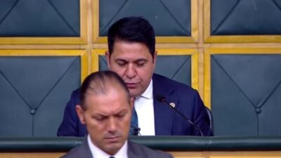 Gelecek Partisi Genel Başkanı Ahmet Davutoğlu, Türkiye'nin bir kıskaca sokulduğunu