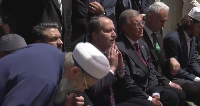 Yeniden Refah Partisi Genel Başkanı Fatih Erbakan, Merkezefendi Mezarlığı'nda düzenlenen