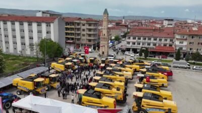 Yozgat'ın Yerköy ilçesinde, hasat zamanı gelen bölgelere gidecek biçerdöverler için