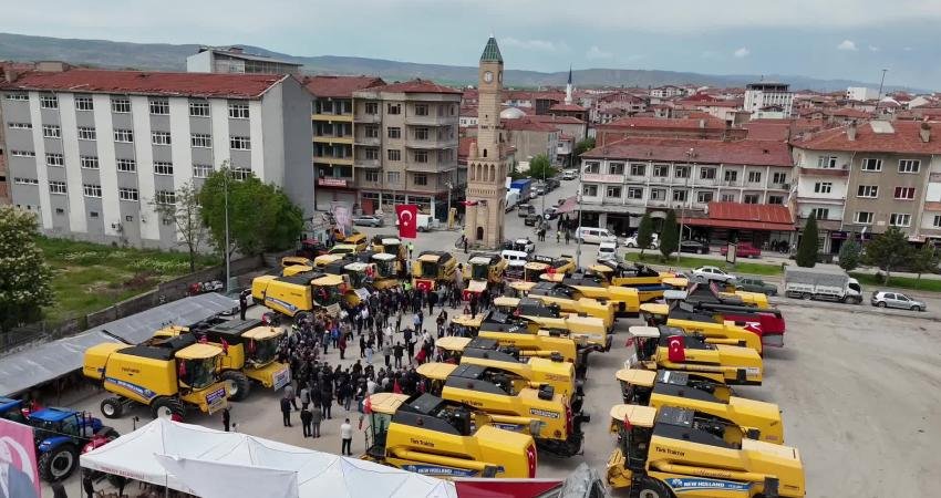 Yozgat'ın Yerköy ilçesinde, hasat zamanı gelen bölgelere gidecek biçerdöverler için