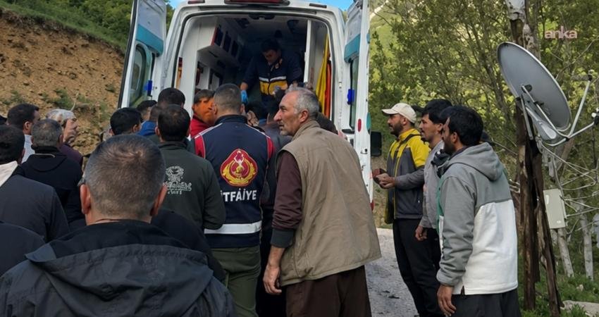 Hakkari’nin Yüksekova ilçesinde pancar toplamak için çıktığı dağlık alanda kayalıklardan
