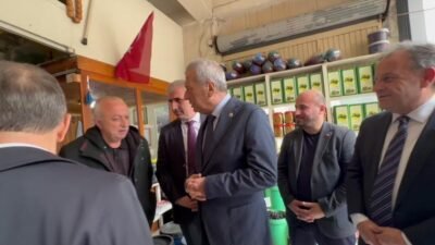 Yurttaş, Trabzon’da saha çalışması yürüten CHP’li Öztürkmen’e yakındı: “3 kişilik aileyim, geçinemiyorum” CHP Gaziantep Milletvekili Hasan Öztürkmen'e dert yanan bir yurttaş, gelirlerinin