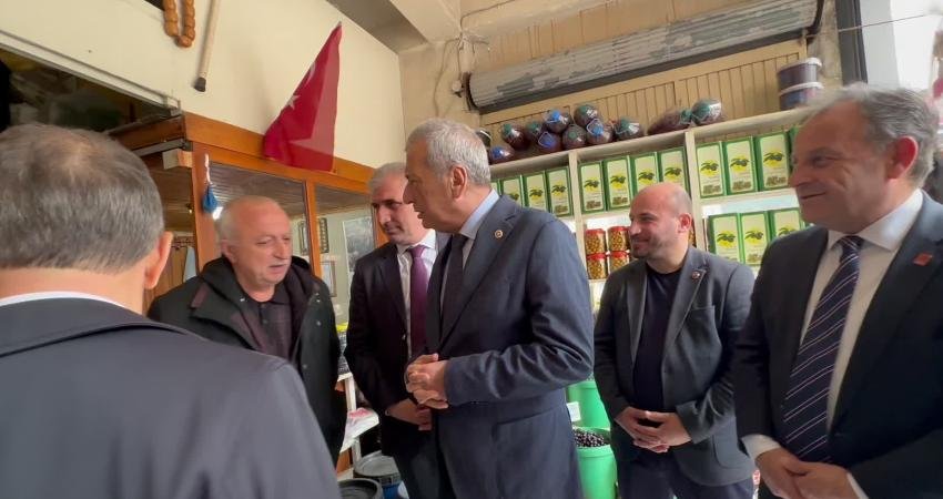 Yurttaş, Trabzon’da saha çalışması yürüten CHP’li Öztürkmen’e yakındı: “3 kişilik aileyim, geçinemiyorum” CHP Gaziantep Milletvekili Hasan Öztürkmen'e dert yanan bir yurttaş, gelirlerinin