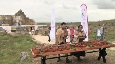Diyarbakır’daki tarihi Zerzevan Kalesi’nde düzenlenen “Bir Sofrada Miras” etkinliğinde, Roma