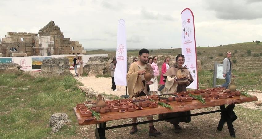 Diyarbakır’daki tarihi Zerzevan Kalesi’nde düzenlenen “Bir Sofrada Miras” etkinliğinde, Roma