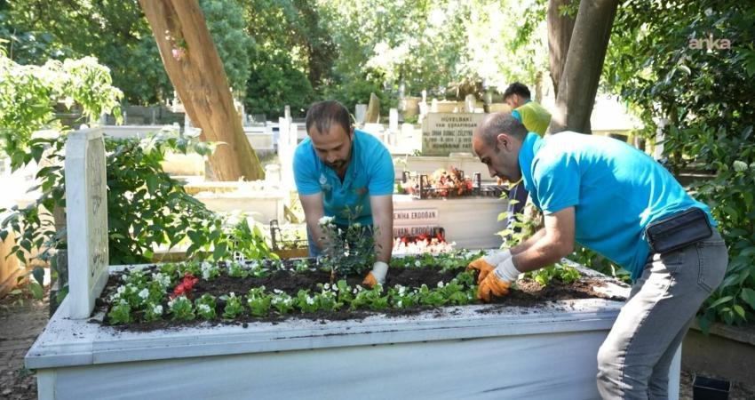 Zincirlikuyu ve Karacaahmet mezarlıklarında bayram hazırlığı Bayram ziyaretleri öncesinde sevdiklerinin kabirlerini daha bakımlı ve düzenli görmek
