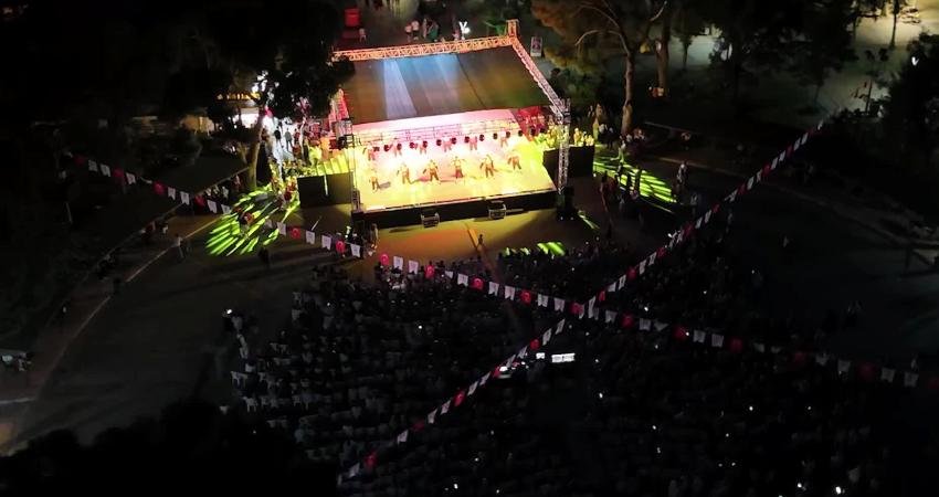 Bornova Belediyesi tarafından geleneksel hale getirilen Halk Dansları Festivali, bu