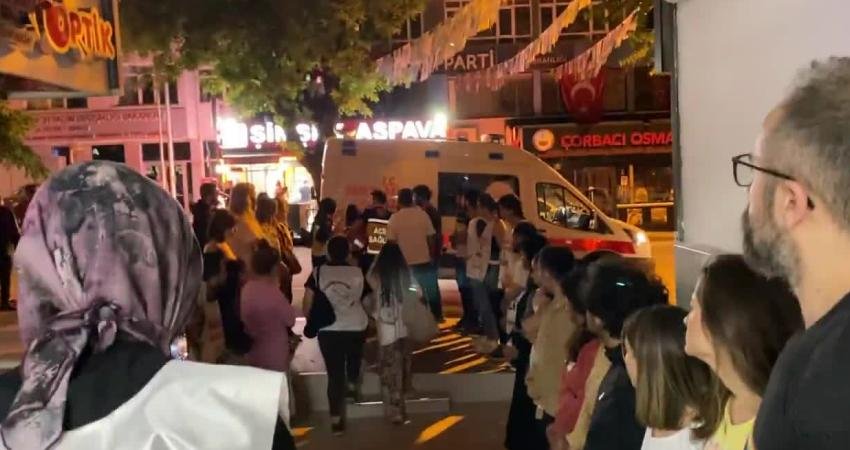 Özel Sektör Öğretmenleri Sendikası, açlık grevindeki iki öğretmenin ambulansla hastaneye