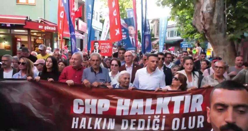 Adalar Belediyesi'ne yönelik operasyon akşam saatlerinde Büyükada'da düzenlenen bir yürüyüşle