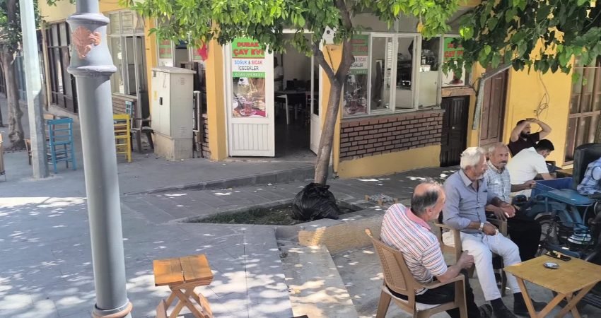 Adana'nın Kozan ilçesinde vatandaşlar geçim sıkıntısından dert yandı. Limonata satıcısı