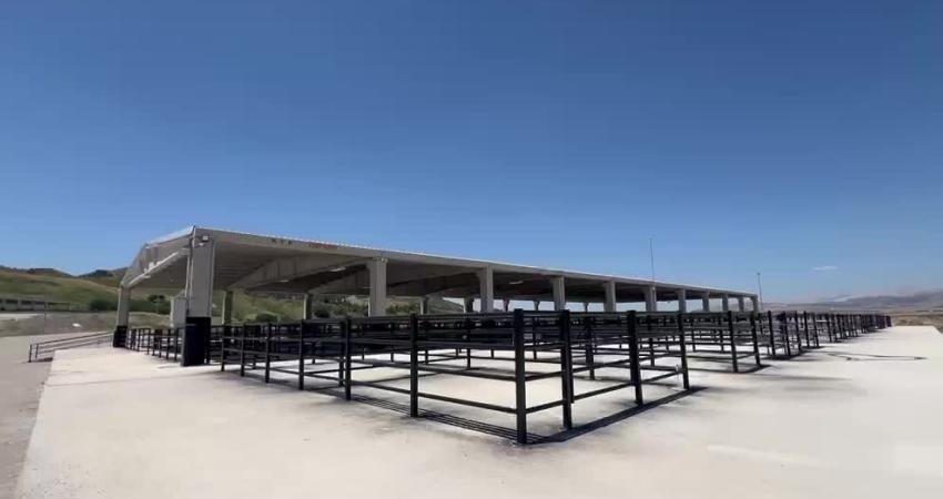 Adıyaman Belediyesi Hayvan Pazarı hizmete açıldı Adıyaman Belediyesi tarafından Kahta Karayolu üzerinde kurulan modern kesimhane bünyesindeki