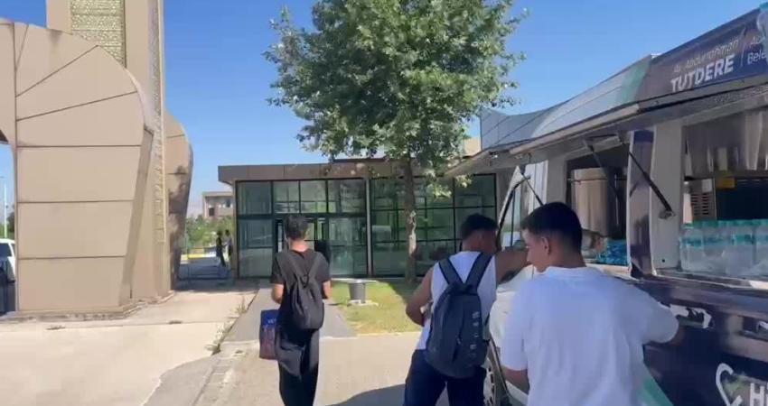 Adıyaman Belediyesi, Yükseköğretim Kurumları Sınavı (YKS) öncesinde öğrencilere ücretsiz su,