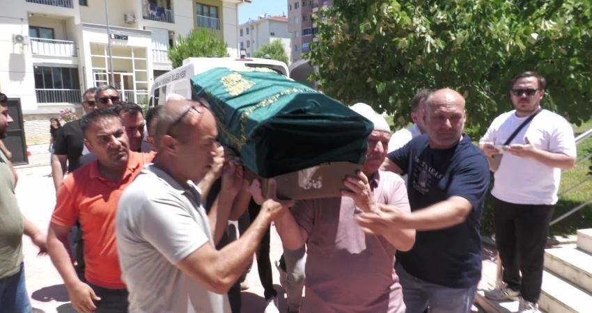 Ağrı’da yaşamını yitiren öğretmen Irmak Ayşe Koparan, İzmir’de son yolculuğuna uğurlandı Ağrı’nın Hamur ilçesinde görev yaptığı sırada yaşamını yitiren ana sınıfı