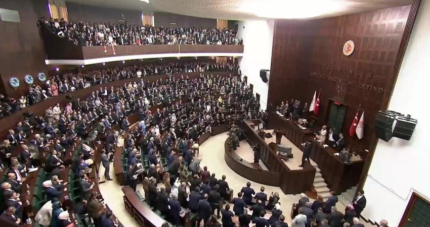 AK Parti Grup Toplantısı… Cumhurbaşkanı Erdoğan’dan CHP’ye: “Temennimiz, saatli bir bombaya dönüşen bu krizin bir an önce aşılmasıdır” Cumhurbaşkanı ve AK Parti Genel Başkanı Recep Tayyip Erdoğan, CHP'ye