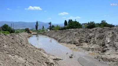 MASKİ Genel Müdürlüğü, Alaşehir ilçesinde bulunan Zeytinçayı Deresi’nde temizlik çalışması