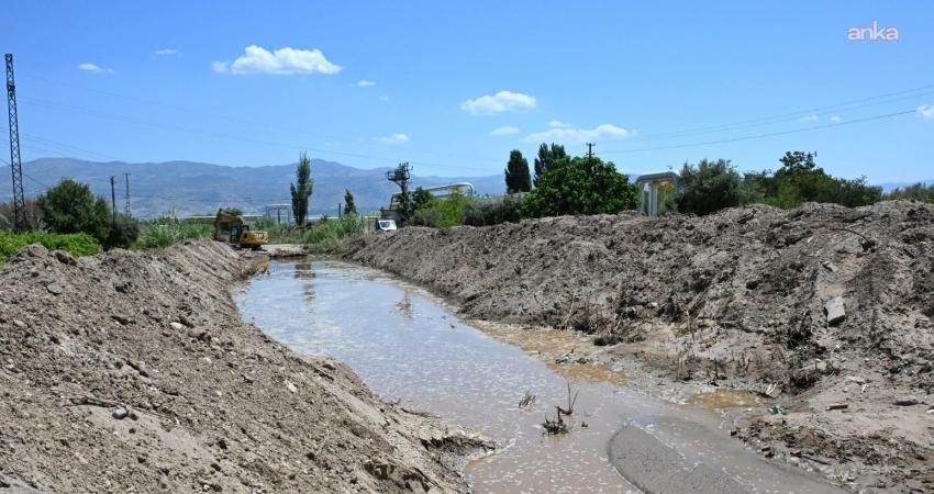 MASKİ Genel Müdürlüğü, Alaşehir ilçesinde bulunan Zeytinçayı Deresi’nde temizlik çalışması