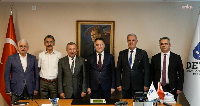 Ali Babacan, TEM-SEN heyetiyle görüştü DEVA Partisi Genel Başkanı Ali Babacan, Tüm Eğitimciler ve Eğitim
