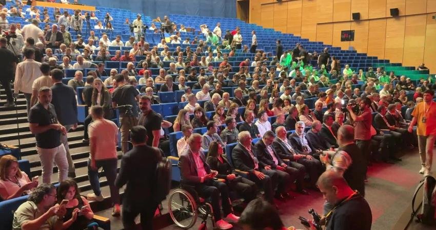 Amedspor’da yeniden başkan seçilen Eren: “Ayrımcı uygulamalara maruz kaldık ama asla yılmadık” Amed Sportif Faaliyetler Kulübü’nün yeni yönetiminin seçildiği Olağan Genel Kurul