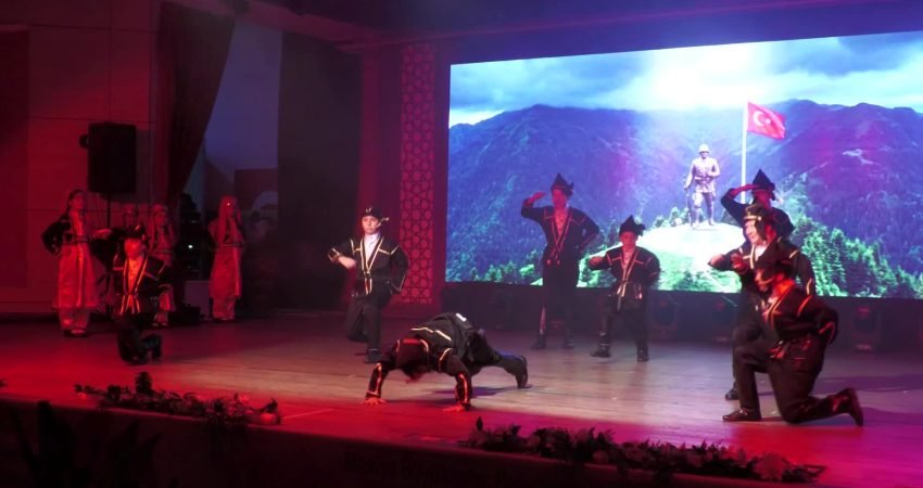 Manisa Büyükşehir Belediyesi Konservatuvarı tarafından düzenlenen Halk Dansları Gala Gecesi,