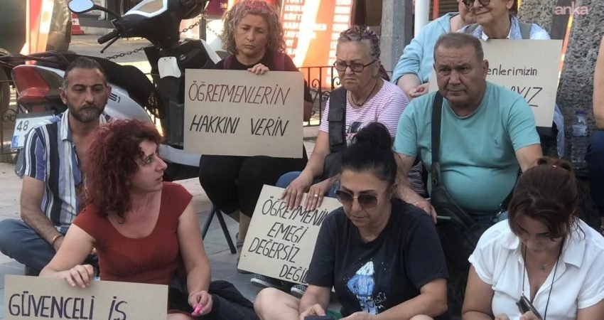 Muğla'nın Köyceğiz ilçesinde  oturma eylemi yapan öğretmelere Köyceğiz Hacıbektaş