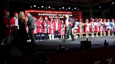 Antalya Belek Üniversitesi'nin 2025–2026 akademik yılı mezuniyet töreni üniversite bahçesinde