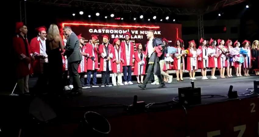 Antalya Belek Üniversitesi'nin 2025–2026 akademik yılı mezuniyet töreni üniversite bahçesinde