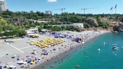 Antalya Büyükşehir Belediyesi’ne ait plajlarda başlatılan “Dumansız Plaj” uygulamasıyla vatandaşların sahil