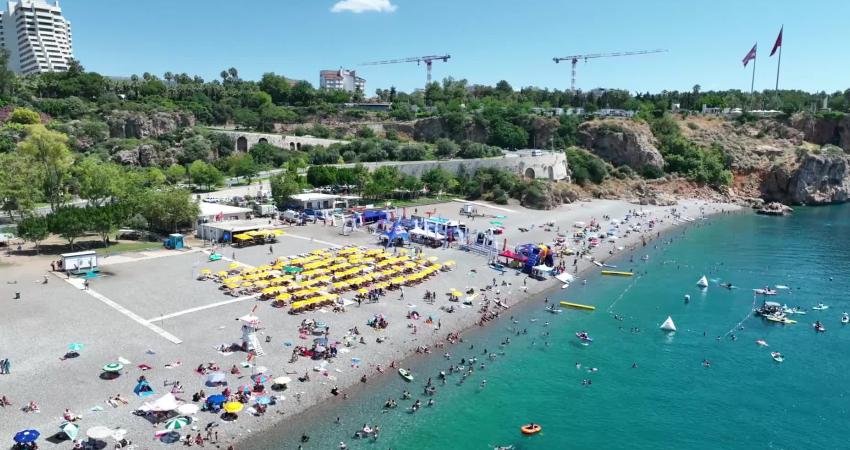 Antalya Büyükşehir Belediyesi’ne ait plajlarda başlatılan “Dumansız Plaj” uygulamasıyla vatandaşların sahil
