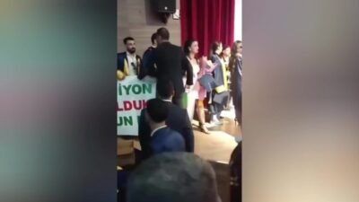 Ardahan Üniversitesi, mezuniyet yürüyüşü sırasında Amedspor’un Süper Lig’e yükselmesiyle ilgili