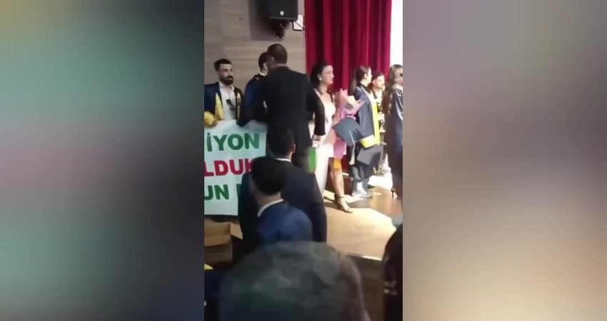 Ardahan Üniversitesi, mezuniyet yürüyüşü sırasında Amedspor’un Süper Lig’e yükselmesiyle ilgili