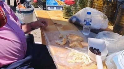 Artvin’de pazarda zeytin satarak geçimini sağlamaya çalışan emekli Fikret Topal