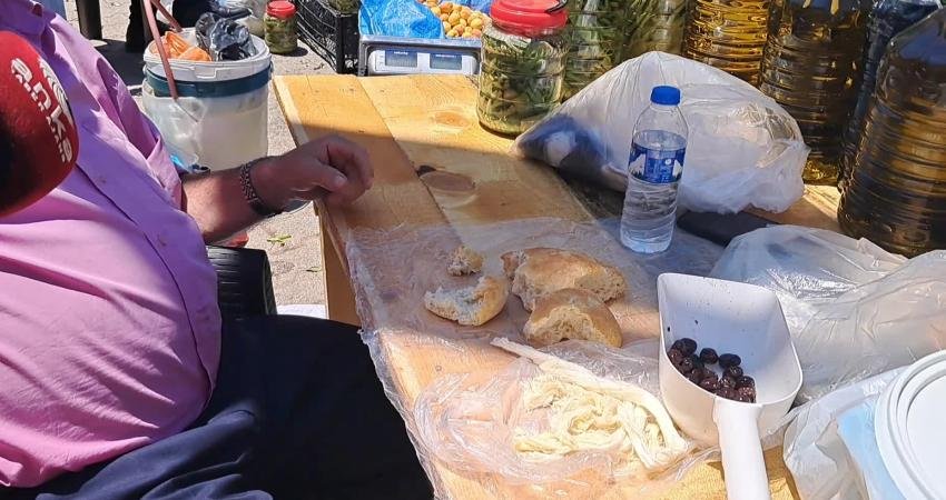 Artvin’de pazarda zeytin satarak geçimini sağlamaya çalışan emekli Fikret Topal