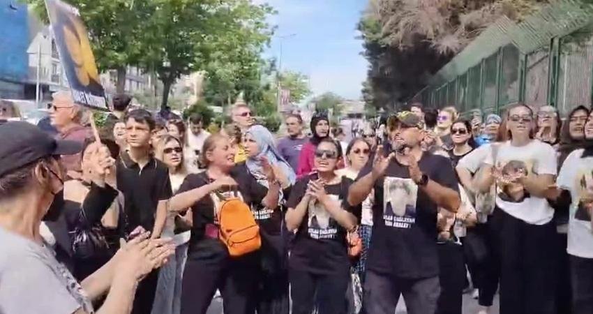 Atlas Çağlayan davasında siyasilere çağrı: “Bu ülkenin çocuklarını seviyorsanız gerçekten lütfen cesur olun, ceza infaz sistemini değiştirin” Güngören'de bıçaklanarak öldürülen Atlas Çağlayan'ın (16) duruşması Bakırköy Adliyesi'nde görülüyor.