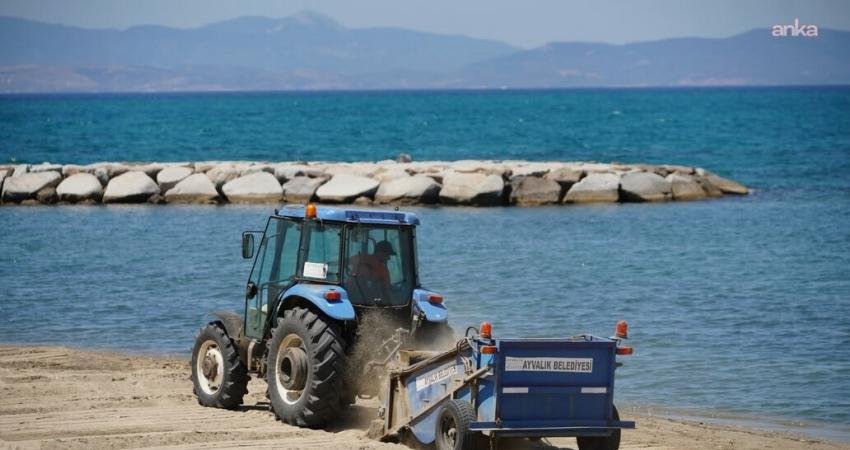 Ayvalık Belediyesi Fen İşleri Müdürlüğü ekipleri, ilçe genelindeki plajları yaz