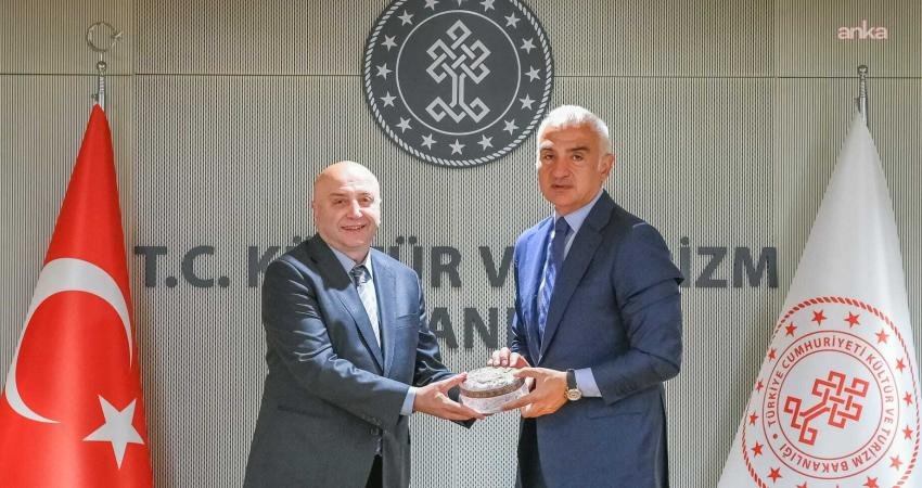 Bakan Ersoy, Kapalıçarşı heyetiyle görüştü Kültür ve Turizm Bakanı Mehmet Nuri Ersoy, İstanbul AKM'de Kapalıçarşı