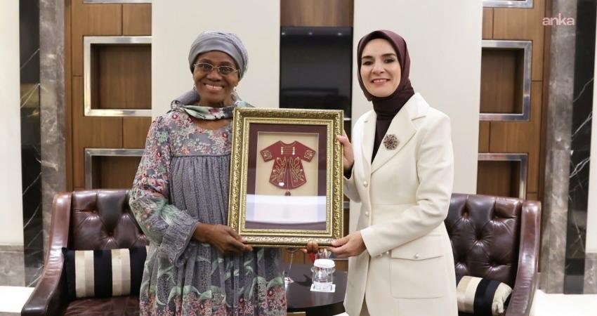 Aile ve Sosyal Hizmetler Bakanı Mahinur Özdemir Göktaş, Kamerun Kadının