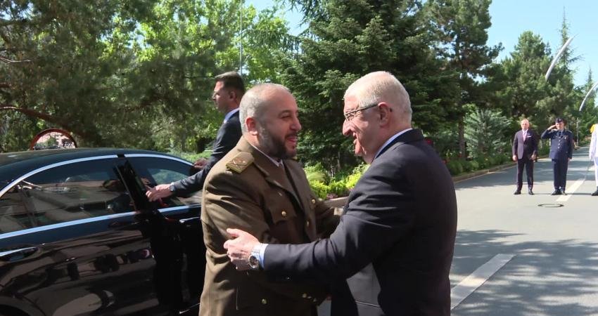 Bakan Güler, Suriyeli mevkidaşı ile bir araya geldi Milli Savunma Bakanı Yaşar Güler, Suriye Savunma Bakanı Tümgeneral Murhaf