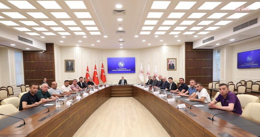 Bakan Işıkhan, Türkiye Maden İşçileri Sendikası heyeti ve Doruk Madencilik işçileriyle görüştü Çalışma ve Sosyal Güvenlik Bakanı Vedat Işıkhan, Doruk Madencilik işçilerinin