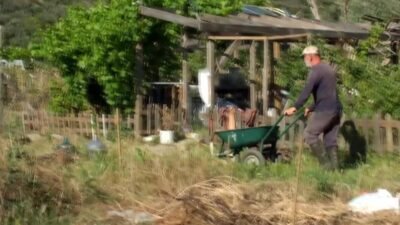 Balıkesir’in Burhaniye ilçesinde, 6 yıl önce ilçeye gelen emekli muhasebeci