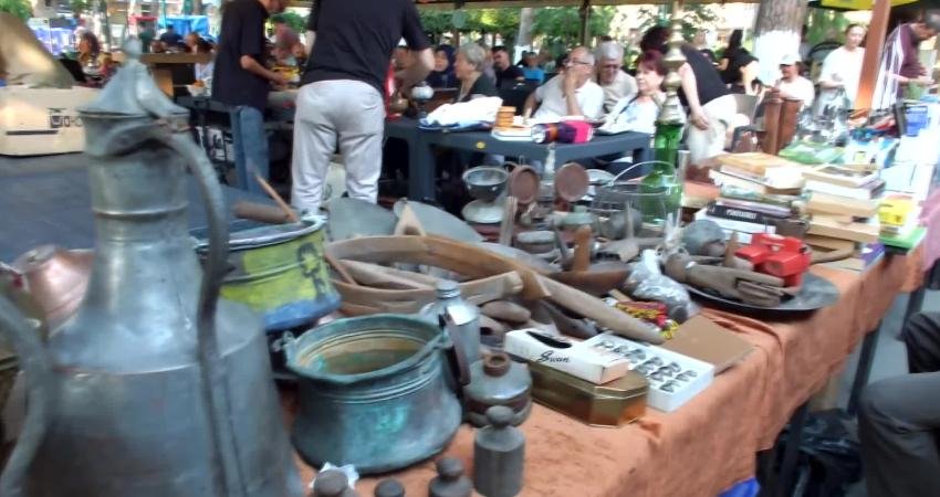 Balıkesir'in Burhaniye ilçesinde, hayat pahalılığının artması ikinci el mezatlarına ilgiyi