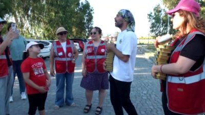 Burhaniye İlçe Sağlık Müdürlüğü öncülüğünde Ören Sahili'nde düzenlenen çevre temizliği