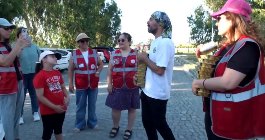 Burhaniye İlçe Sağlık Müdürlüğü öncülüğünde Ören Sahili'nde düzenlenen çevre temizliği