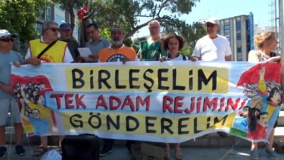 Balıkesir’in Burhaniye ilçesinde sivil toplum kuruluşları, tutuklu gazetecilere destek eylemi