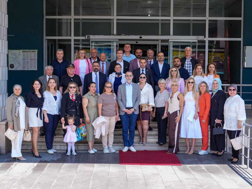 Etimesgut Belediye Başkanı Erdal Beşikcioğlu, mahalle muhtarlarıyla kahvaltı programında bir