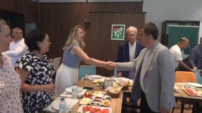 Osmangazi Belediye Başkanı Erkan Aydın, belediyenin kurucu meclis üyeleriyle bir araya