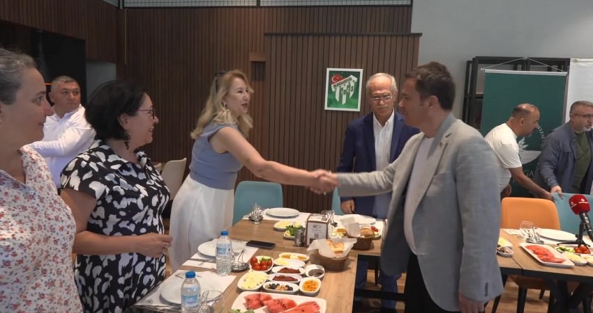 Osmangazi Belediye Başkanı Erkan Aydın, belediyenin kurucu meclis üyeleriyle bir araya