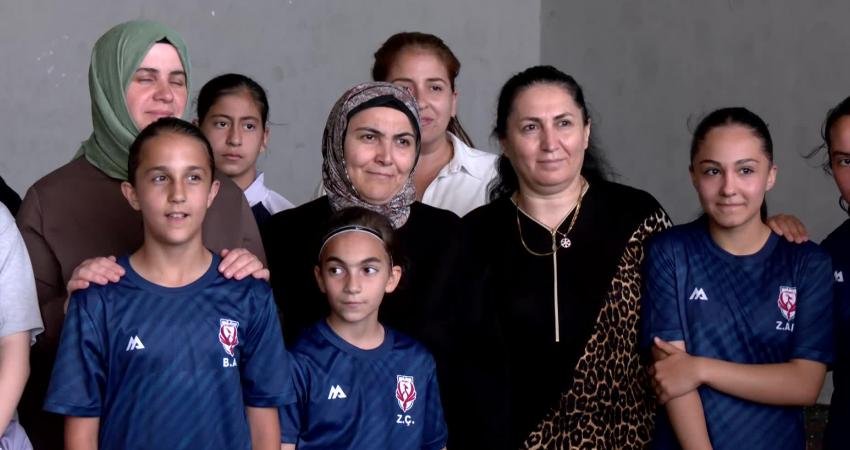 Başkent’te Anne- Kız Futbol Turnuvası heyecanı yaşandı Ankara Büyükşehir Belediyesi, anneleri bu kez tribünden sahaya taşıdı. FOMGET’in