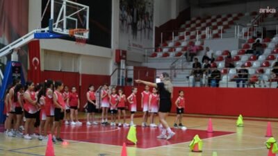 Bayraklı Belediyesi’nin spor okullarında yaz dönemi kayıtları başladı. Çocuklar, gençler